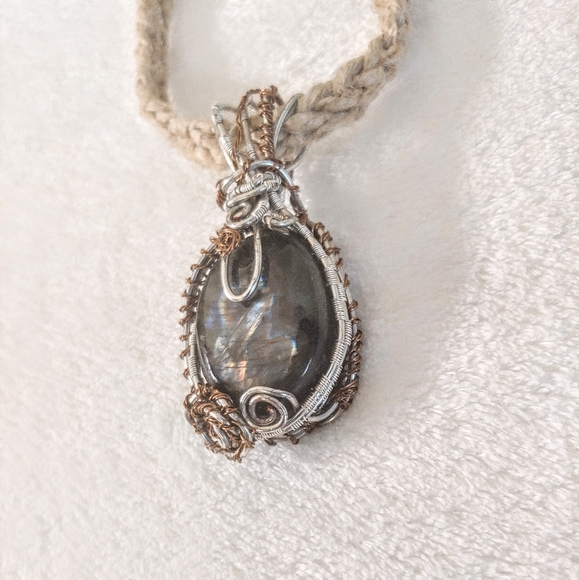 SALE✨NEW✨Labradorite Pendant Necklace - Picture 9 of 9